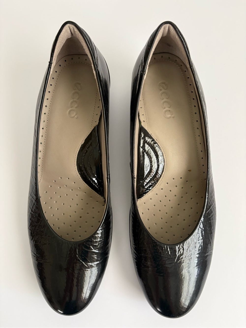 Ecco Black Crinkle Patent Leather Pumps Low Block Heel Round Toe 40 US 9/ 9.5